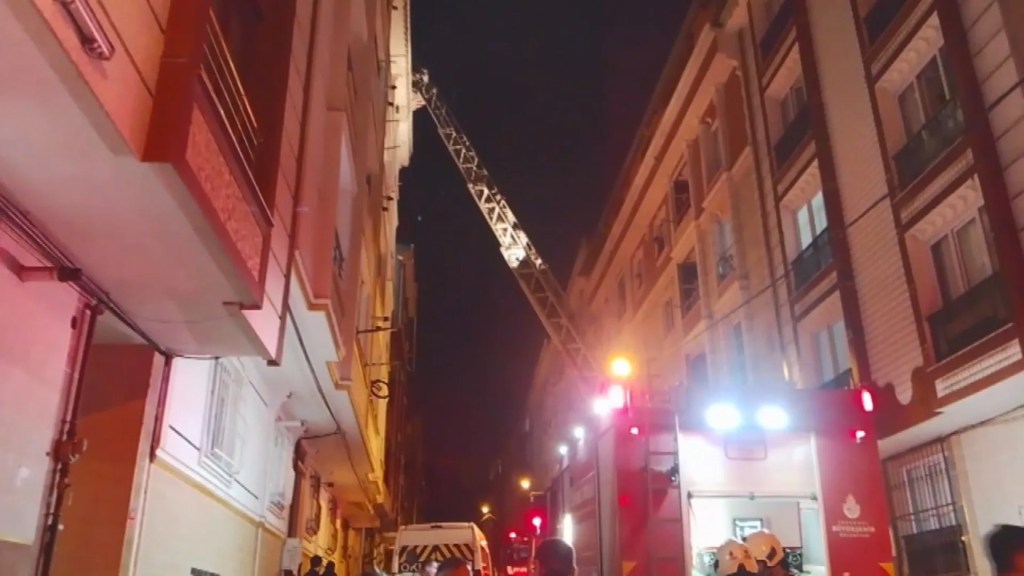 Esenyurt'ta Beş Katlı Binanın Çatısı Yandı