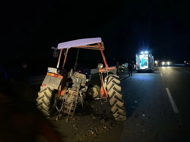 Adana'da Trafik Kazası: Traktör İkiye Ayrıldı