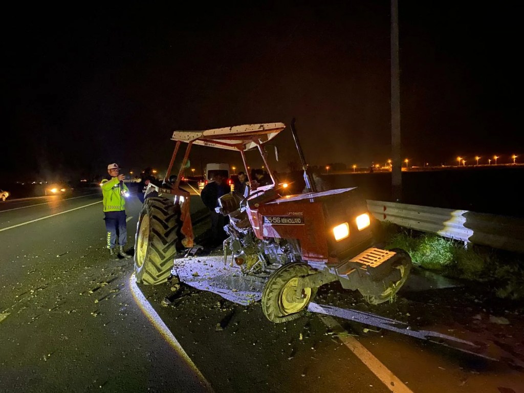Adana'da Trafik Kazası: Traktör İkiye Ayrıldı
