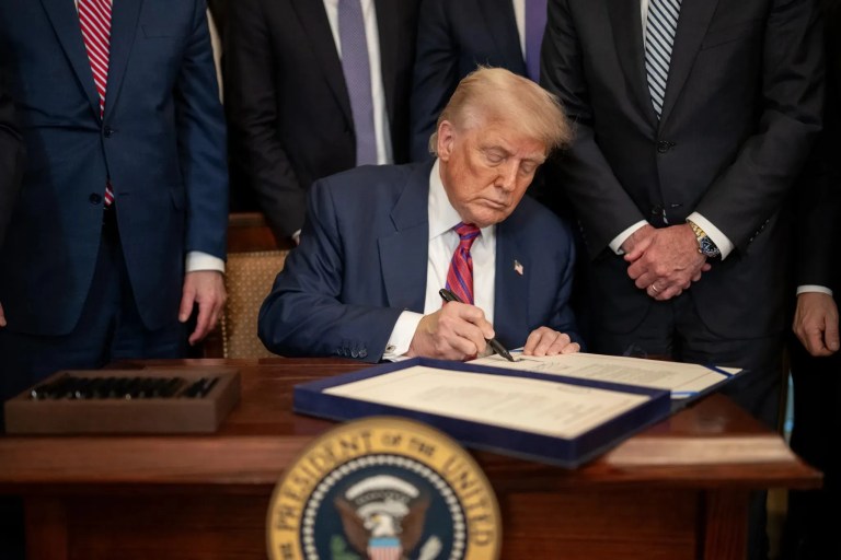 Trump Küresel Gümrük Vergisi İmzaladı
