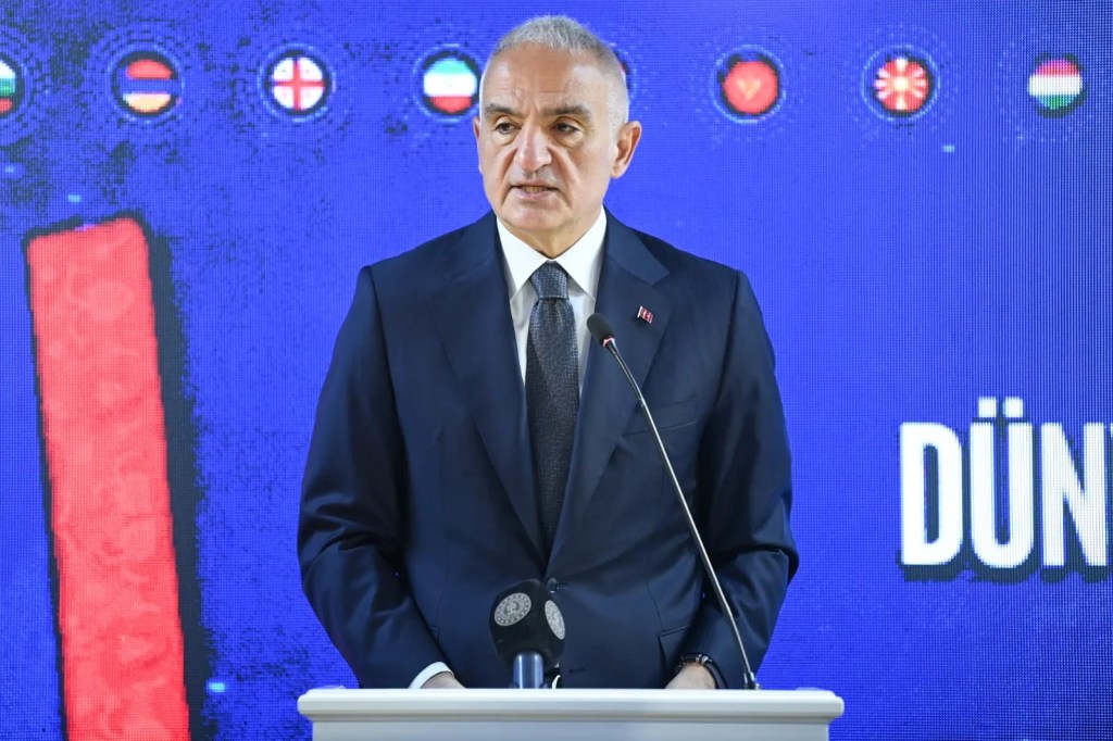 Bakan Ersoy Dünya Dillerinde Türkçe Sözlüğü Tanıttı