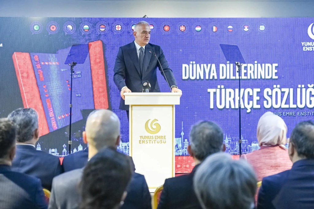 Bakan Ersoy Dünya Dillerinde Türkçe Sözlüğü Tanıttı