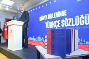 Bakan Ersoy Dünya Dillerinde Türkçe Sözlüğü Tanıttı