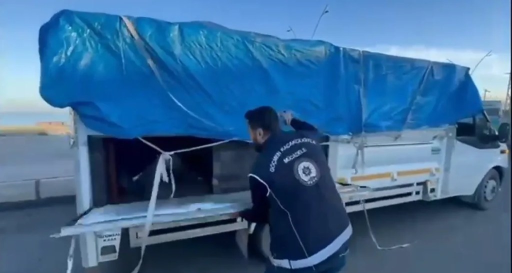 İskenderun'da Hayvan Dışkısıyla Gizlenen 19 Kaçak Göçmen Bulundu