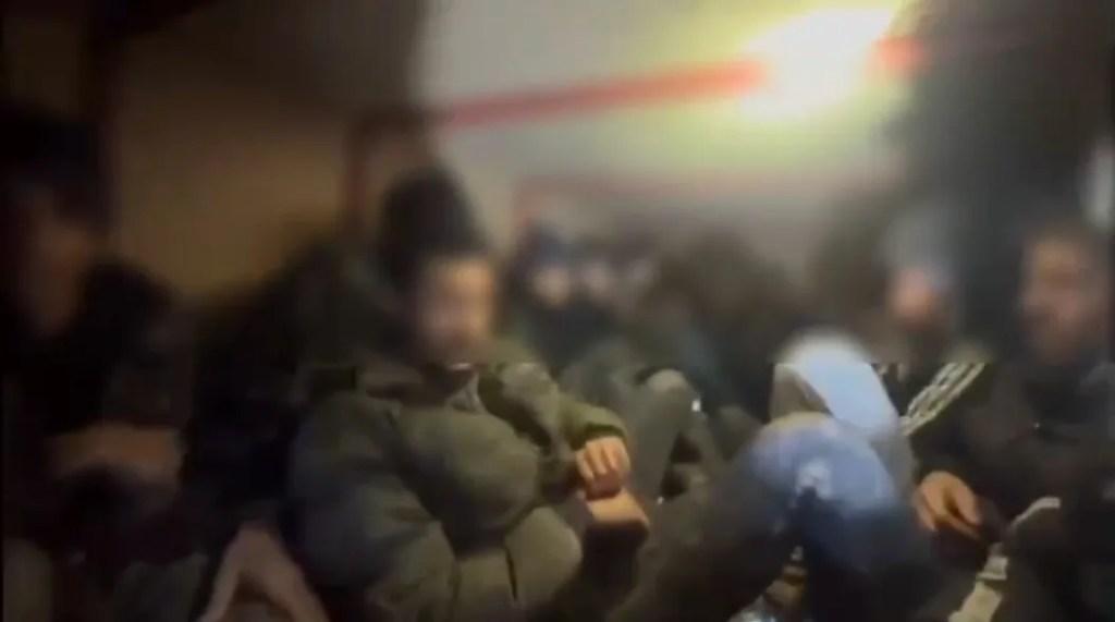 İskenderun'da Hayvan Dışkısıyla Gizlenen 19 Kaçak Göçmen Bulundu