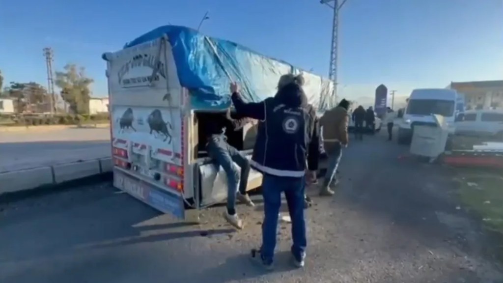 İskenderun'da Hayvan Dışkısıyla Gizlenen 19 Kaçak Göçmen Bulundu