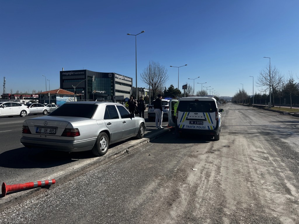 Kayseri'de Trafik Kazasında Genç Kız Ağır Yaralandı