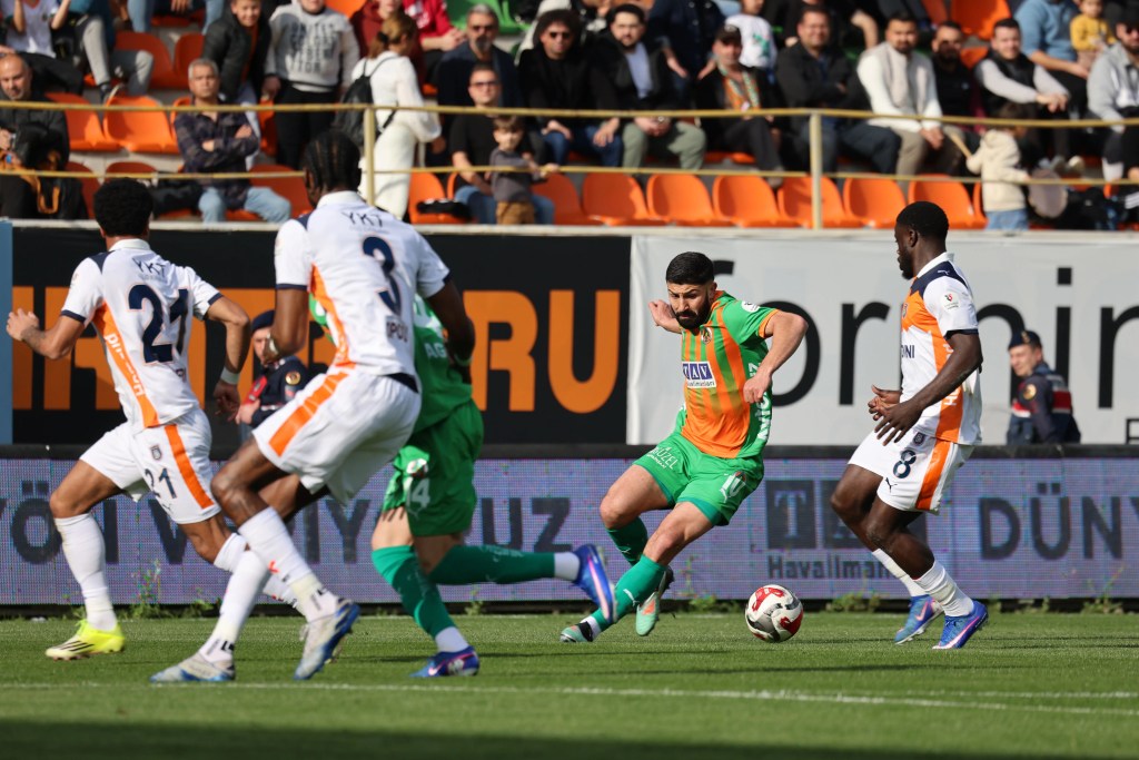 Alanyaspor Evinde Başakşehir'e Yenildi