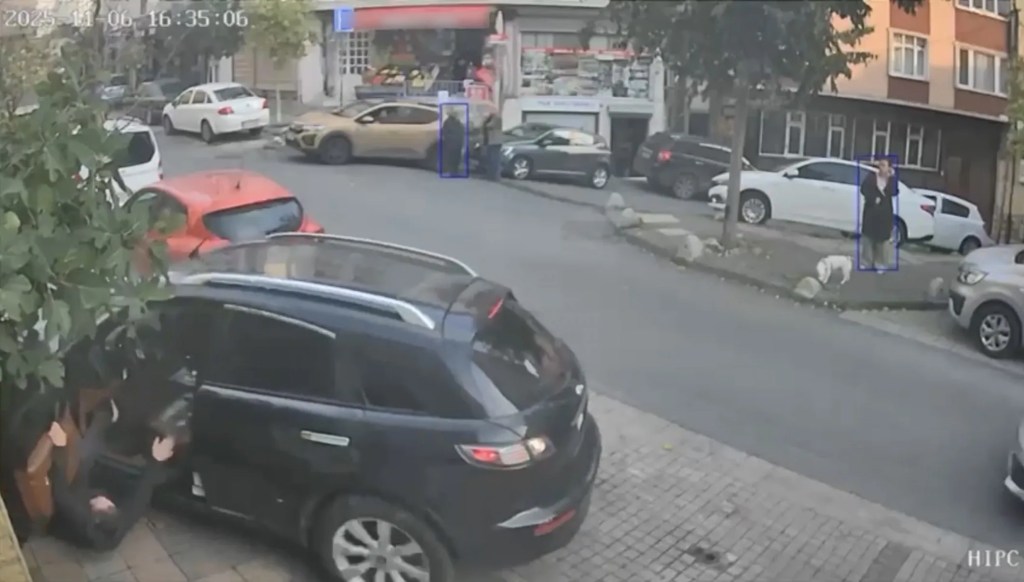 Kağıthane'de Şoför Kendi Aracının Altında Kaldı