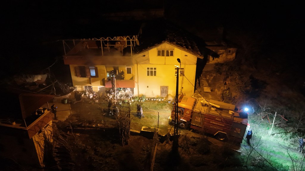 Trabzon Sürmene'de İki Ayrı Yangın Paniği