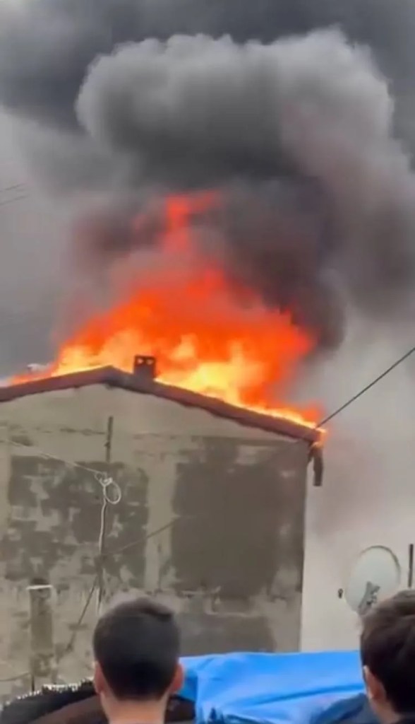 Başakşehir'de 3 Katlı Binanın Çatısında Yangın