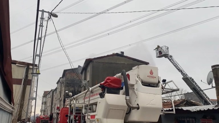 Başakşehir'de 3 Katlı Binanın Çatısında Yangın