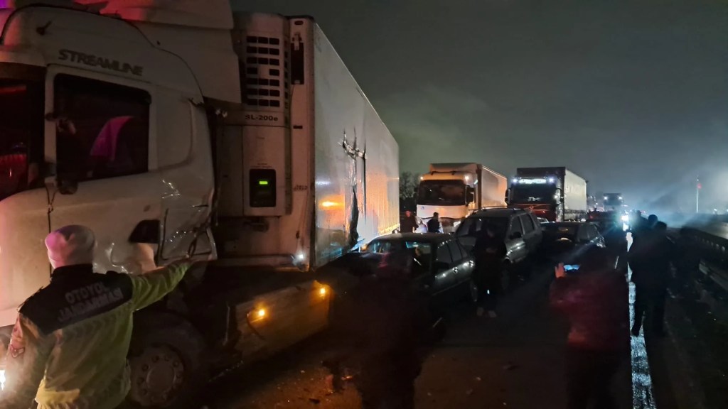 Sakarya'da Zincirleme Kaza: 17 Araç Çarpıştı, 7 Yaralı