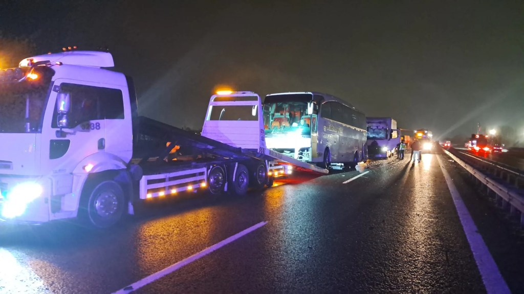 Sakarya'da Zincirleme Kaza: 17 Araç Çarpıştı, 7 Yaralı