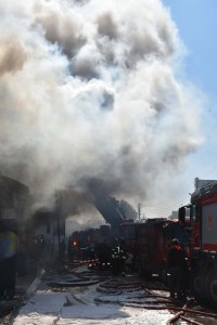 İzmir'de Otomobil Yedek Parça Dükkanında Yangın Kontrol Altında