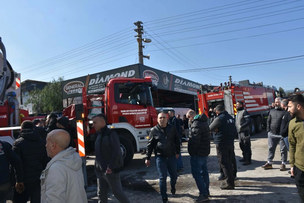 İzmir'de Otomobil Yedek Parça Dükkanında Yangın Kontrol Altında