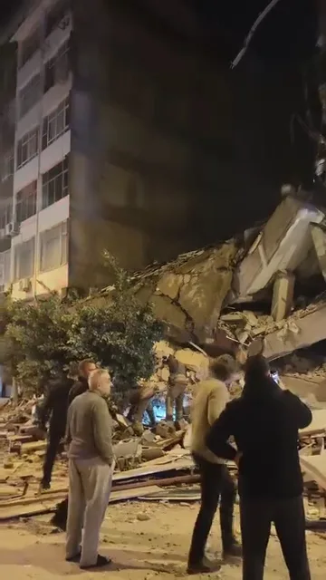 İskenderun'da Yıkım Sırasında Bina Çöktü