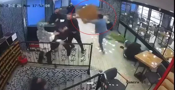Bursa'da Kafede Husumetli Gruplar Arasında Kavga Çıktı