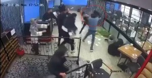 Bursa'da Kafede Husumetli Gruplar Arasında Kavga Çıktı