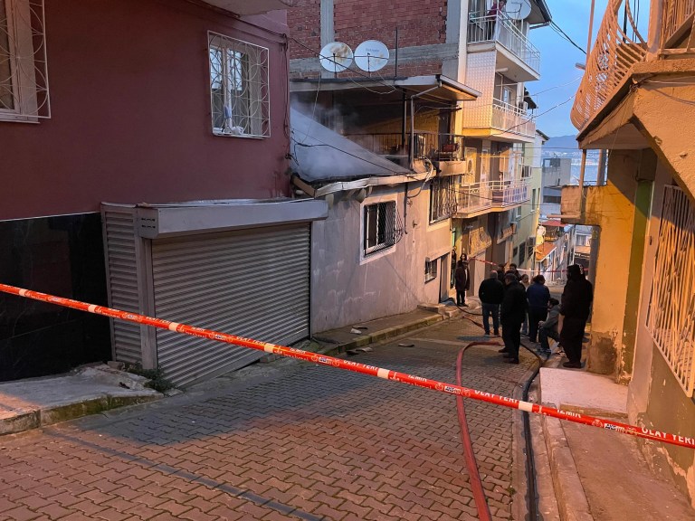 İzmir'de Müstakil Evde Çıkan Yangın Korkuttu