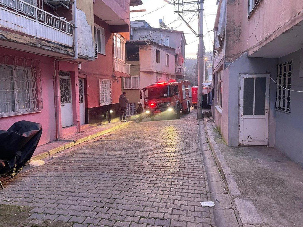 İzmir'de Müstakil Evde Çıkan Yangın Korkuttu