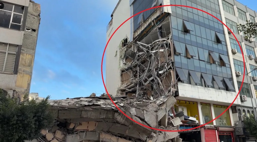 Anne ve Kızı Çöken Binadan Kaçarak Kurtuldu