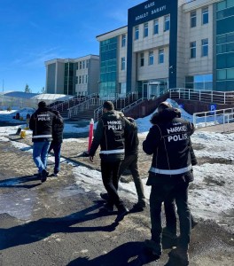 Kars'ta Peçeteye Emdirilmiş 1104 İçimlik Bonzai Ele Geçirildi