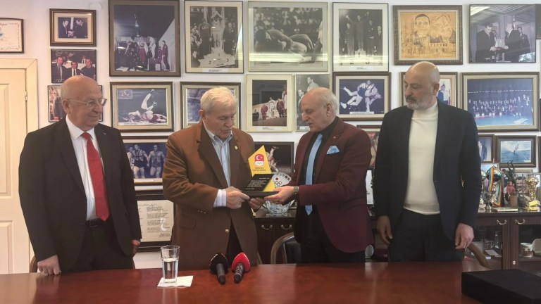 Ahmet Ayık'a TMOK'tan Onur Ödülü