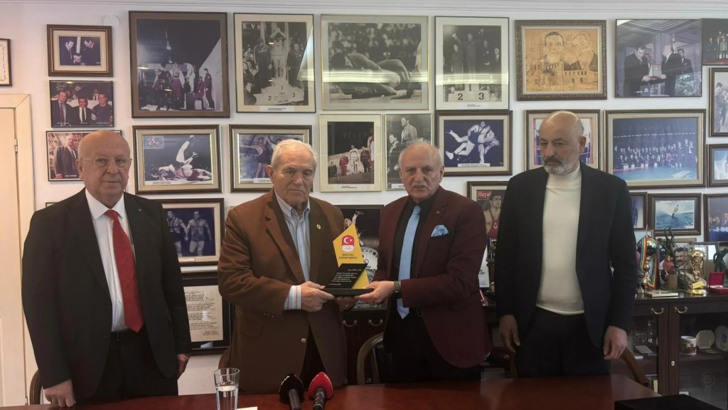 Ahmet Ayık'a TMOK'tan Onur Ödülü