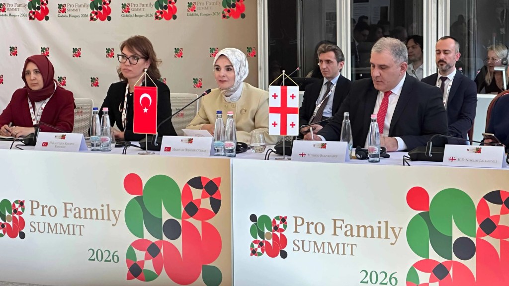 Bakan Göktaş Macaristan'da Aile Odaklı Zirve'ye Katıldı