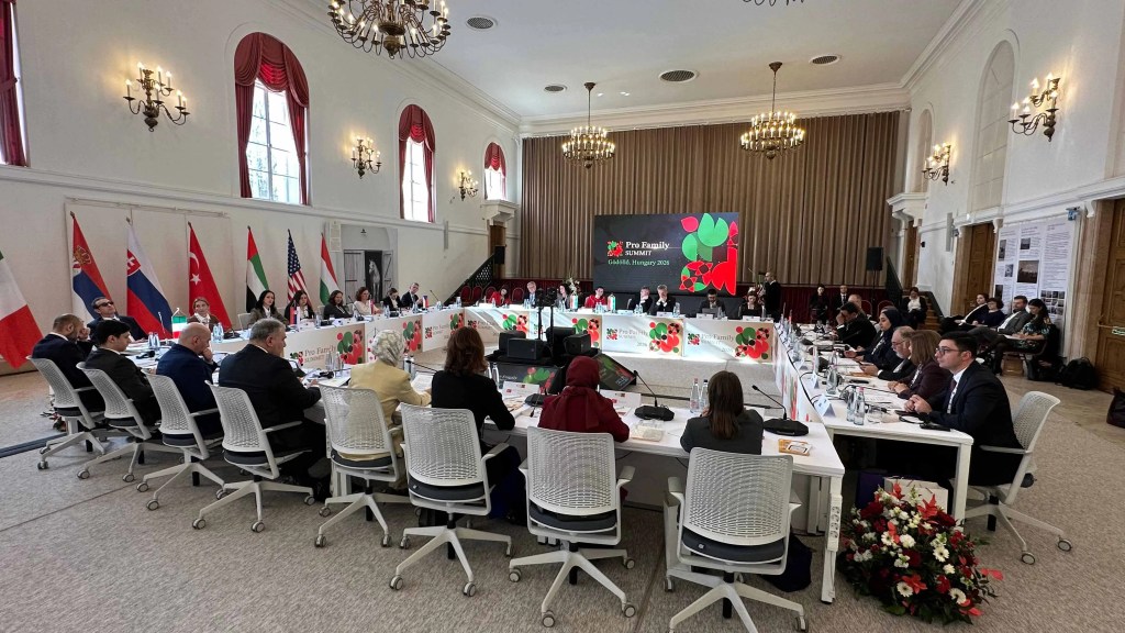 Bakan Göktaş Macaristan'da Aile Odaklı Zirve'ye Katıldı