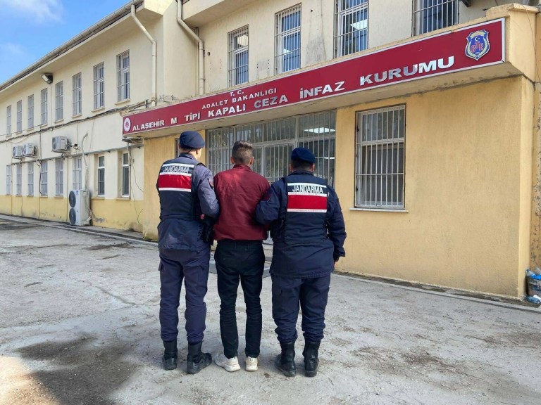 Manisa'da Aranan İki Hükümlü Jandarma Tarafından Yakalandı