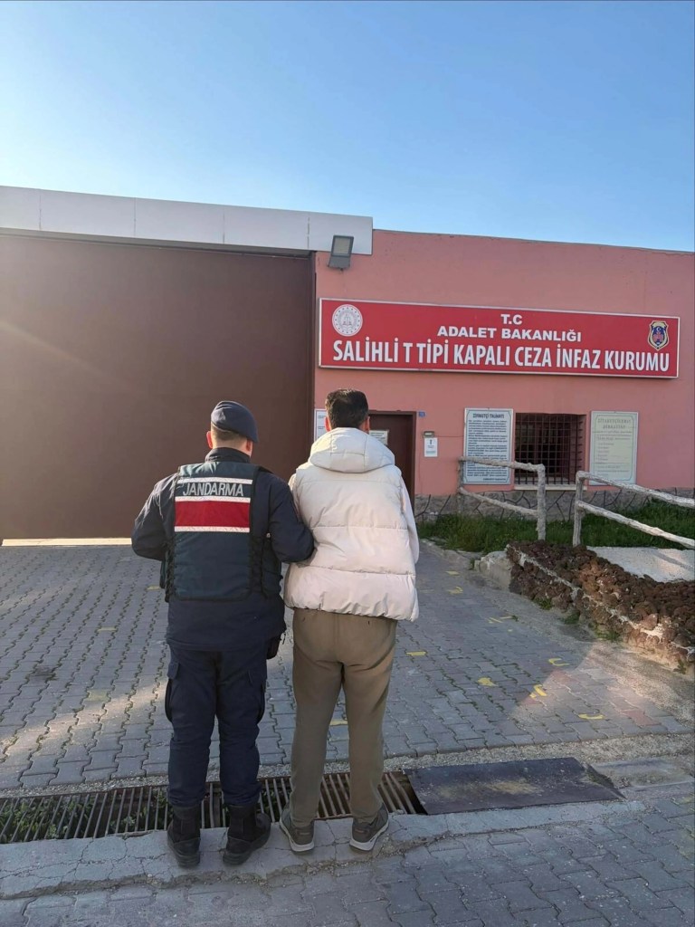 Manisa'da Aranan İki Hükümlü Jandarma Tarafından Yakalandı