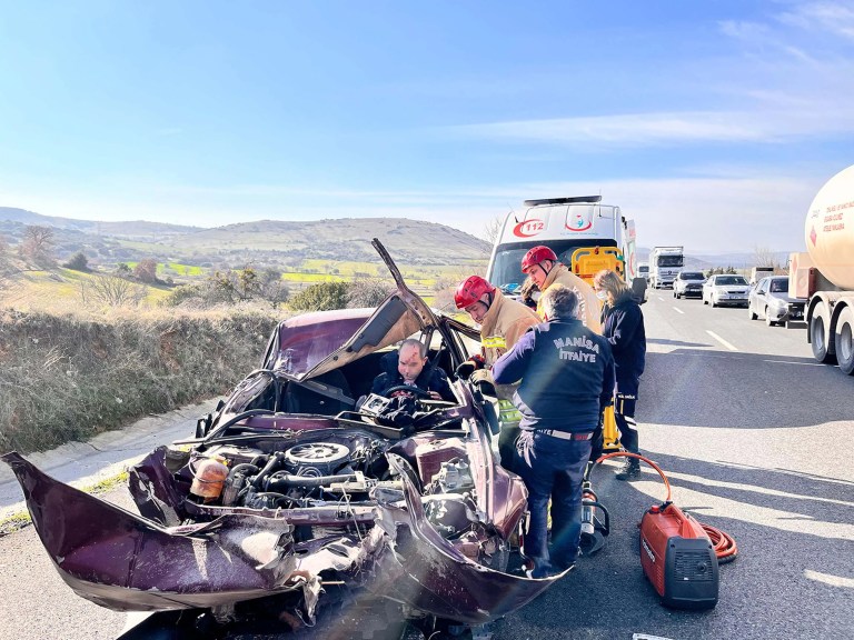 Kula'da TIR'a Çarpan Otomobil 150 Metre Sürüklendi