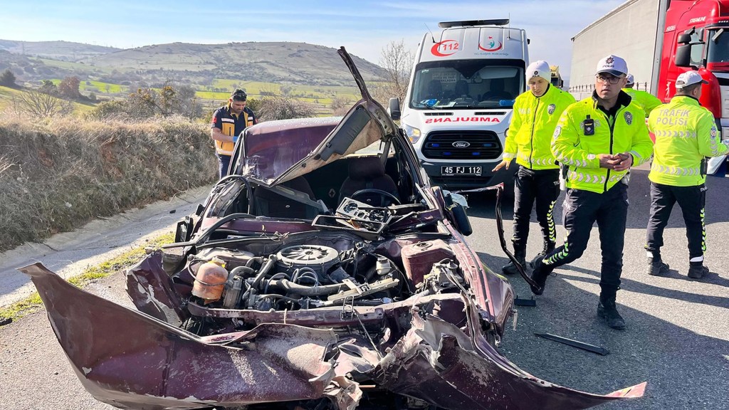 Kula'da TIR'a Çarpan Otomobil 150 Metre Sürüklendi