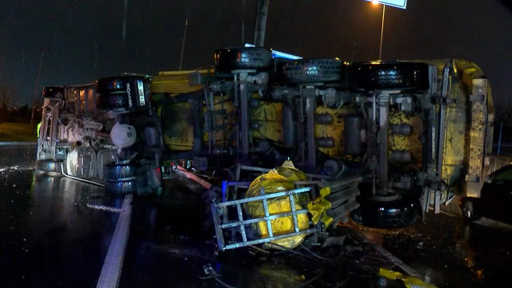 Bakırköy'de Hafriyat Kamyonu Kazası: Yardım Eden Sürücüye Çarpıldı