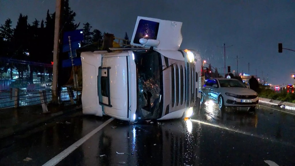 Bakırköy'de Hafriyat Kamyonu Kazası: Yardım Eden Sürücüye Çarpıldı