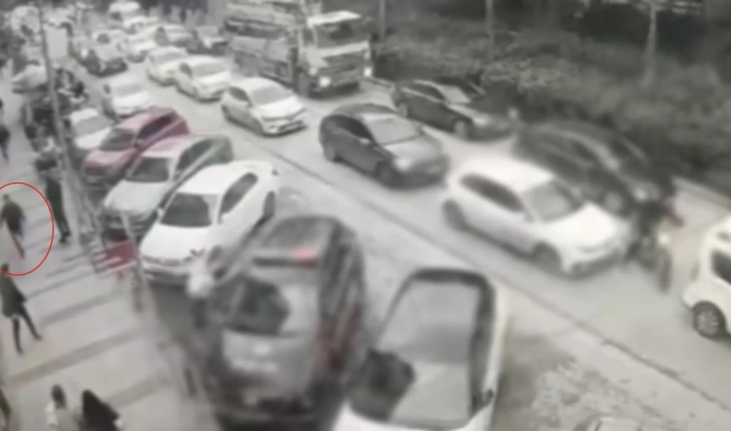 Yapay Zeka ile Sahte Kimlik Çıkardı, Dövme Detayı Ele Verdi