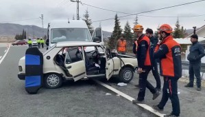 Elazığ'da Minibüs ve Otomobil Çarpıştı: 4 Yaralı