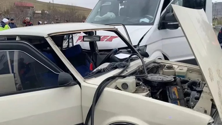 Elazığ'da Minibüs ve Otomobil Çarpıştı: 4 Yaralı
