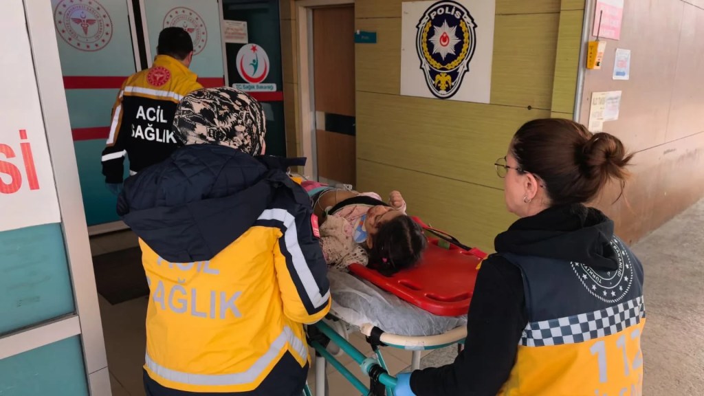 İnegöl'de Hafif Ticari Araç Küçük Kıza Çarptı