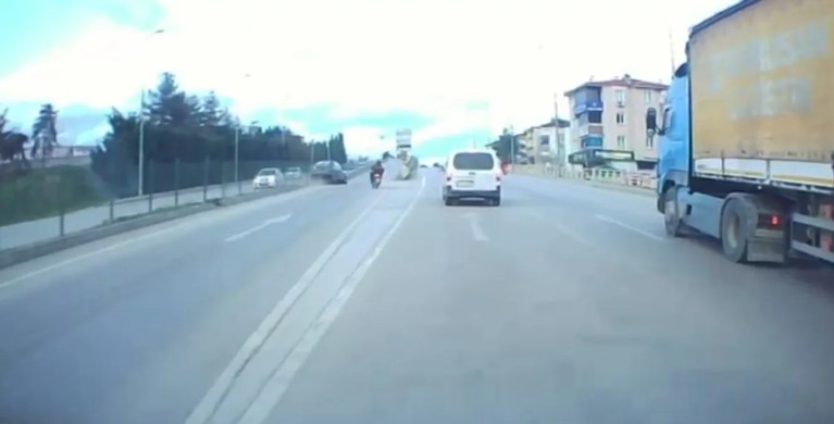 Karabük'te Kontrolden Çıkan Otomobil Bariyere Çarptı
