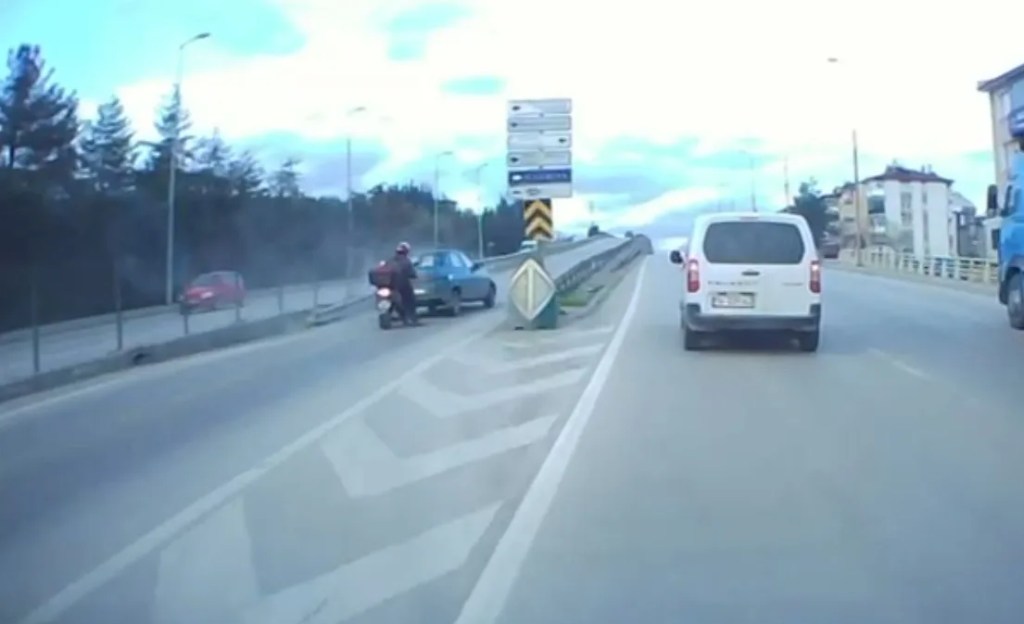 Karabük'te Kontrolden Çıkan Otomobil Bariyere Çarptı