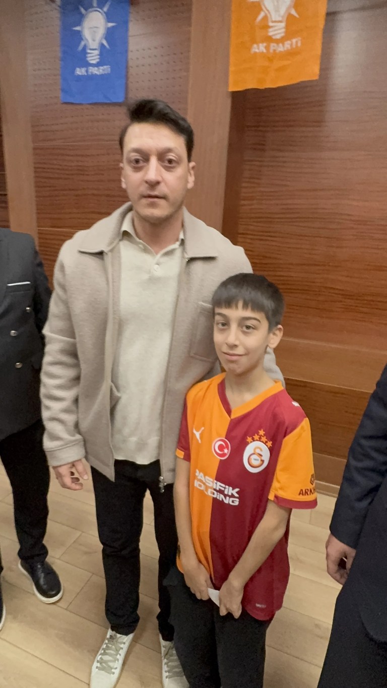 Mesut Özil'den Galatasaray ve Fenerbahçe'ye Destek