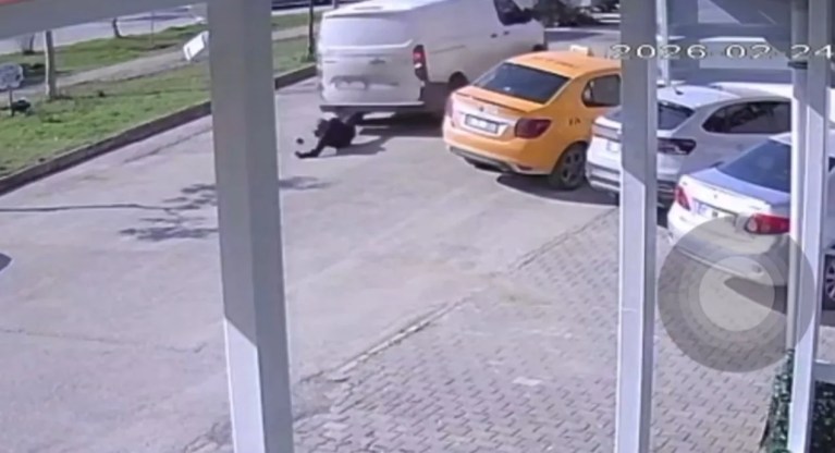 Adana'da Cep Telefonuyla İlgilenen Yayaya Kamyonet Çarptı