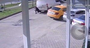 Adana'da Cep Telefonuyla İlgilenen Yayaya Kamyonet Çarptı