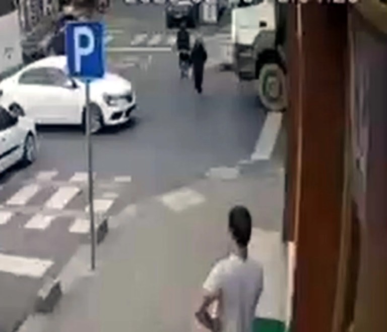 Çorlu'da Hafriyat Kamyonu Küçük Kıza Çarptı
