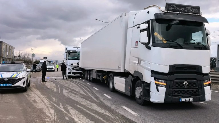İnegöl'de Tanker TIR'a Çarptı: Sürücü Yaralı