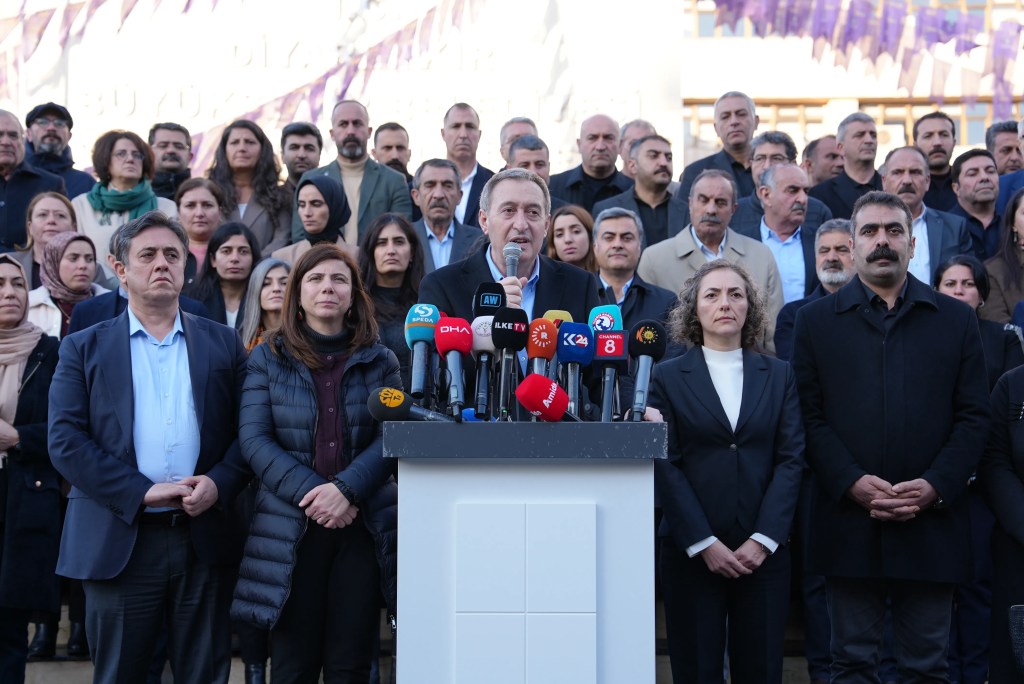 DEM Parti: Belediye Başkanları Göreve Dönmeli
