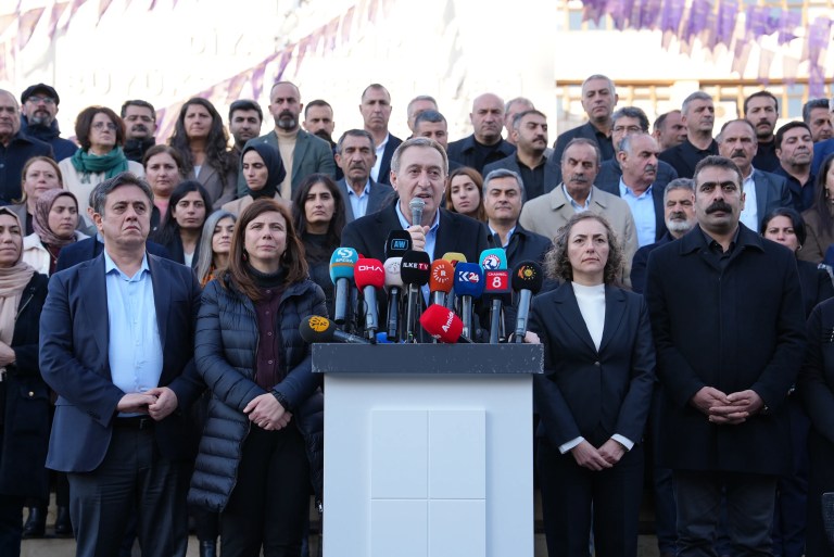 DEM Parti: Belediye Başkanları Göreve Dönmeli